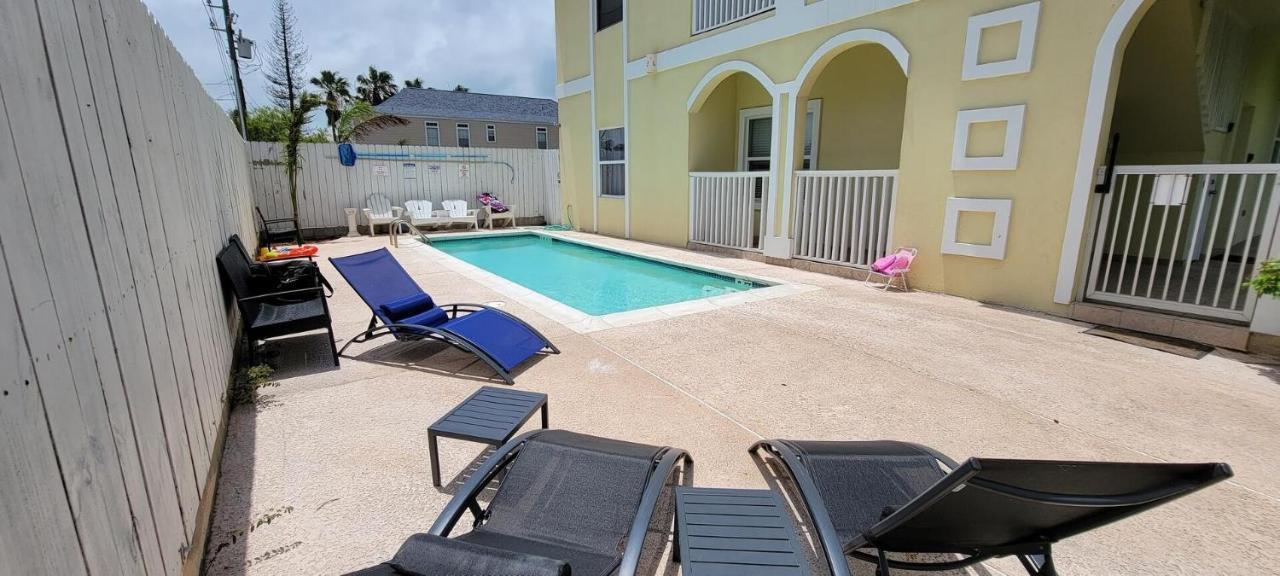 Overlooks Pool, Easy Walk To Unit D - Island Morning Sun 4 Apartment South Padre Island
