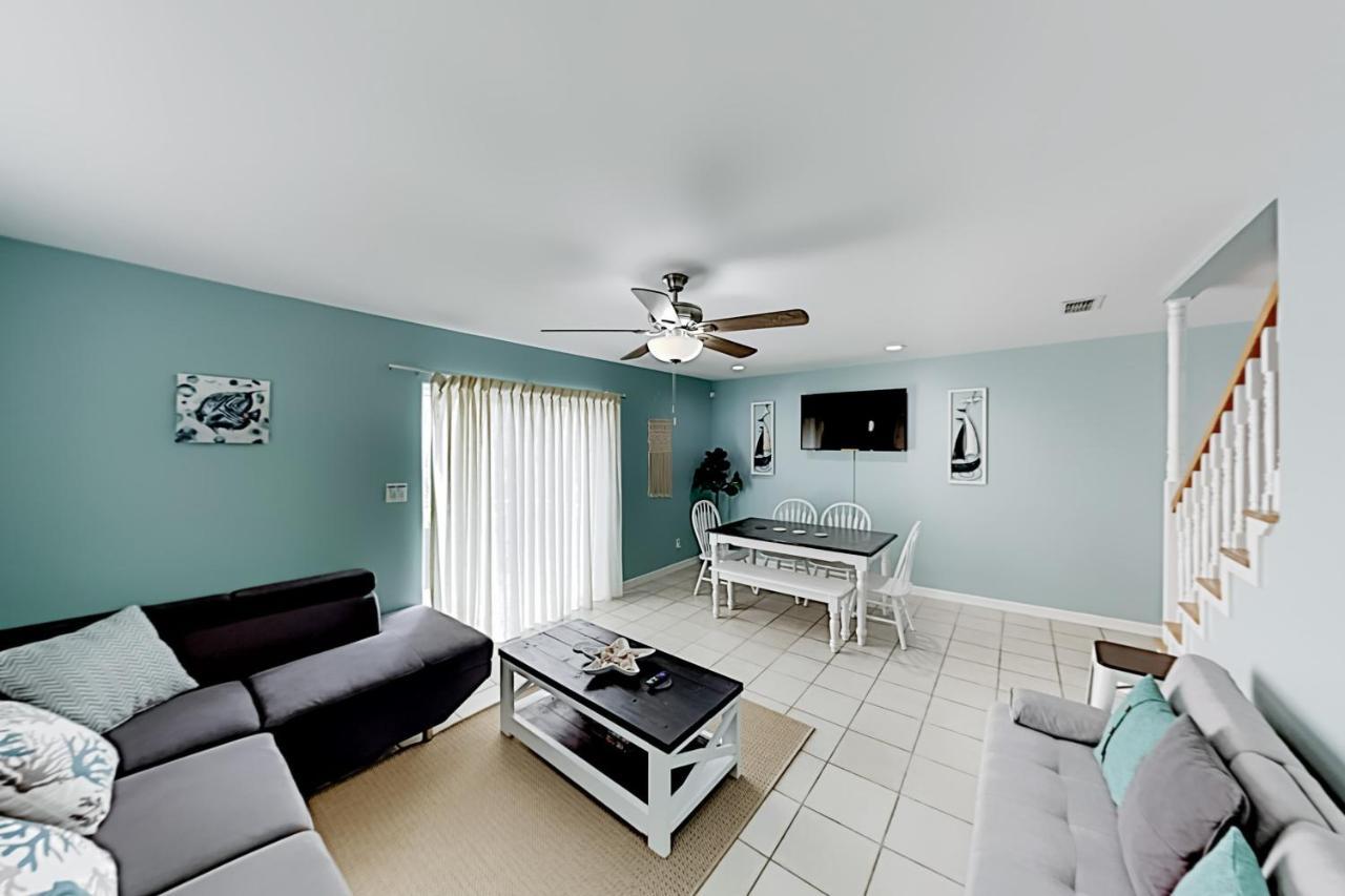 Island Escape & Huisache Townhome Holiday home *