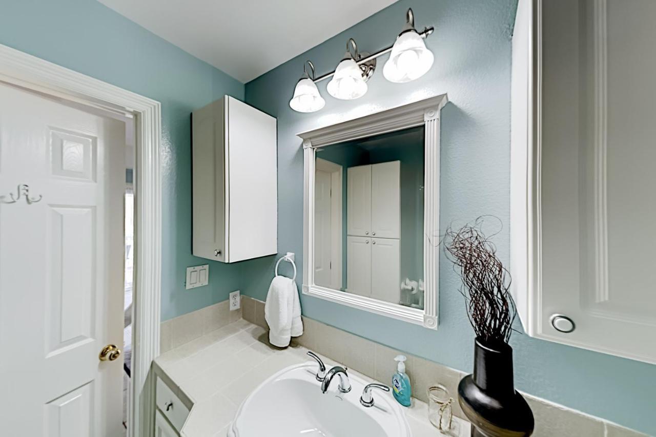 Island Escape & Huisache Townhome *