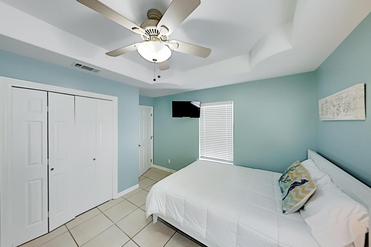 Island Escape & Huisache Townhome Holiday home *