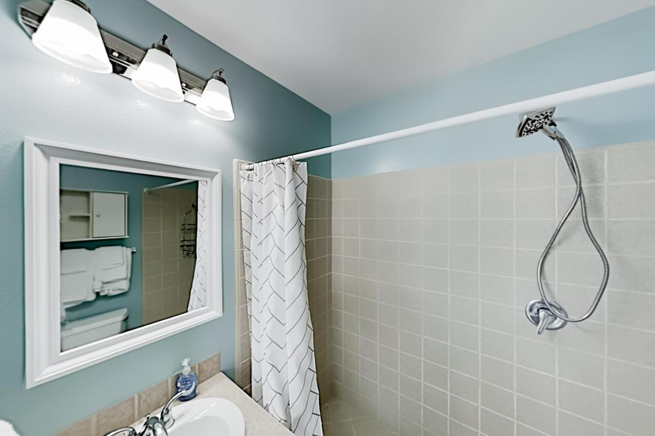 Island Escape & Huisache Townhome *