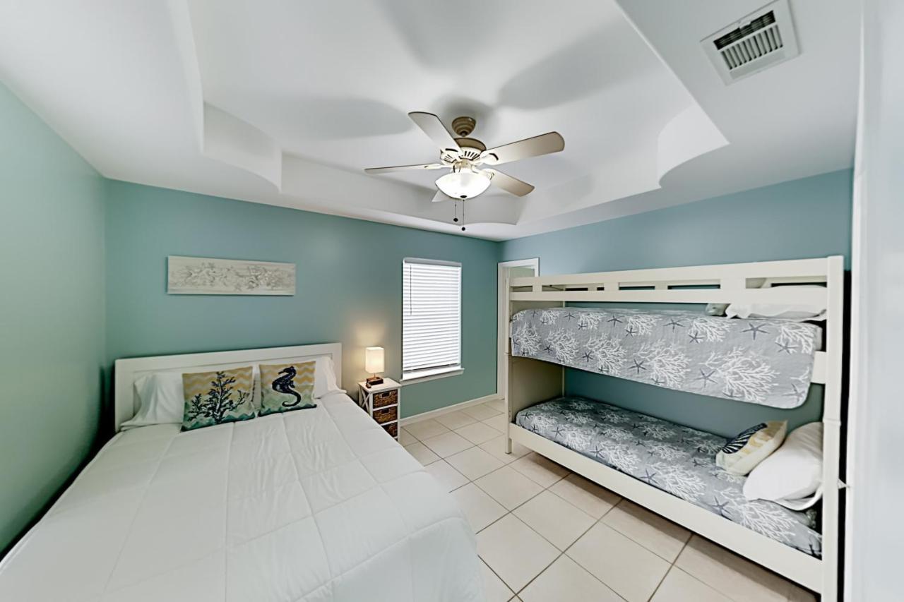 Island Escape & Huisache Townhome Holiday home