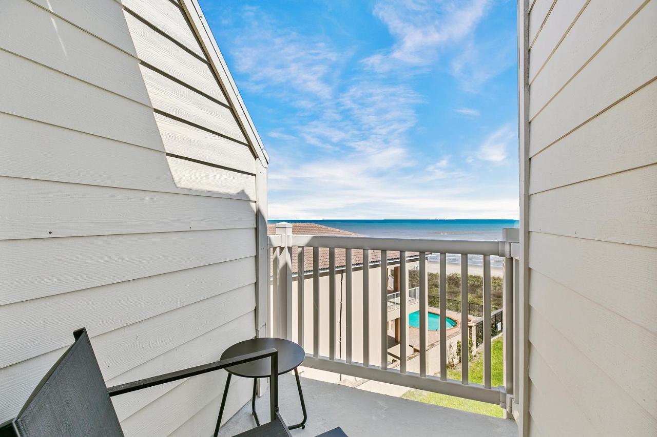 Fully Renovated Beachfront With Picture Perfect Ocean Views