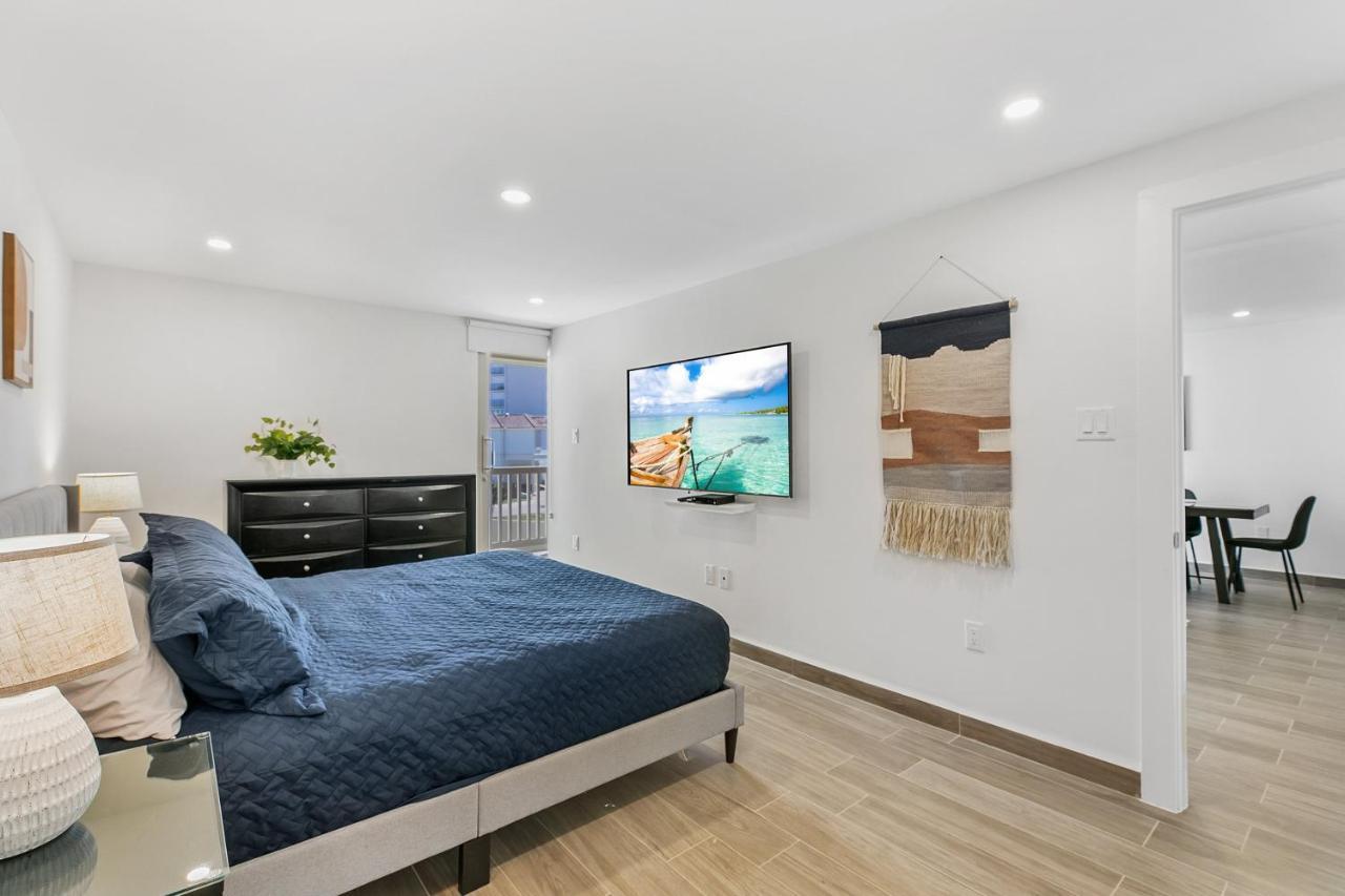 Holiday home Fully Renovated Steps From The With Ocean View Balcony *