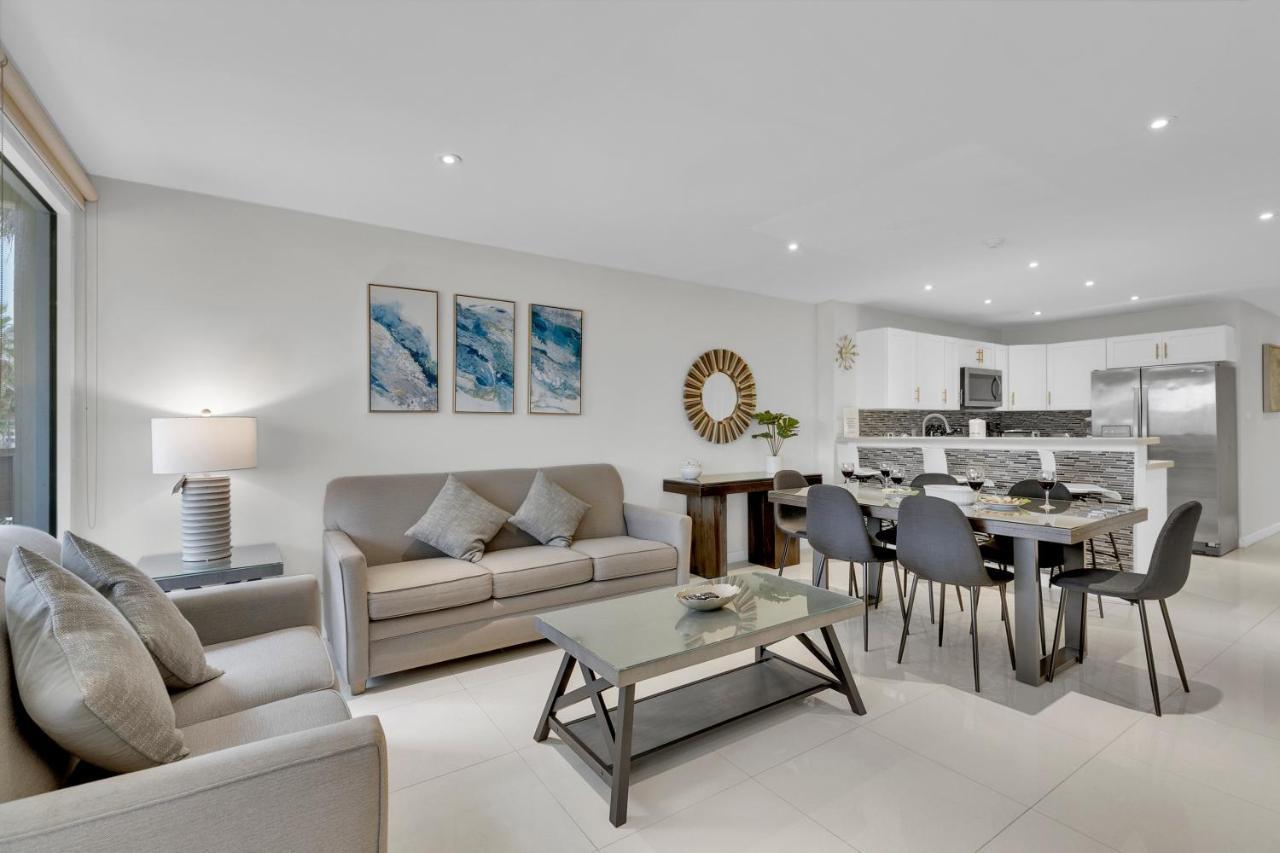 Easy Living, Down By The Sea! Close To The Beach & Pool In Beautiful Beachfront Holiday home *