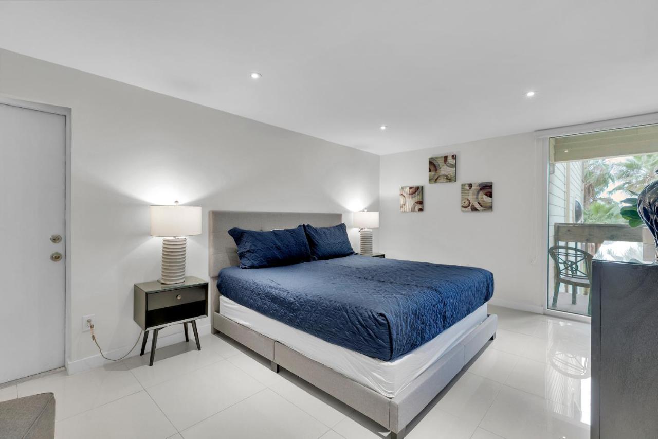 Easy Living, Down By The Sea! Close To The Beach & Pool In Beautiful Beachfront