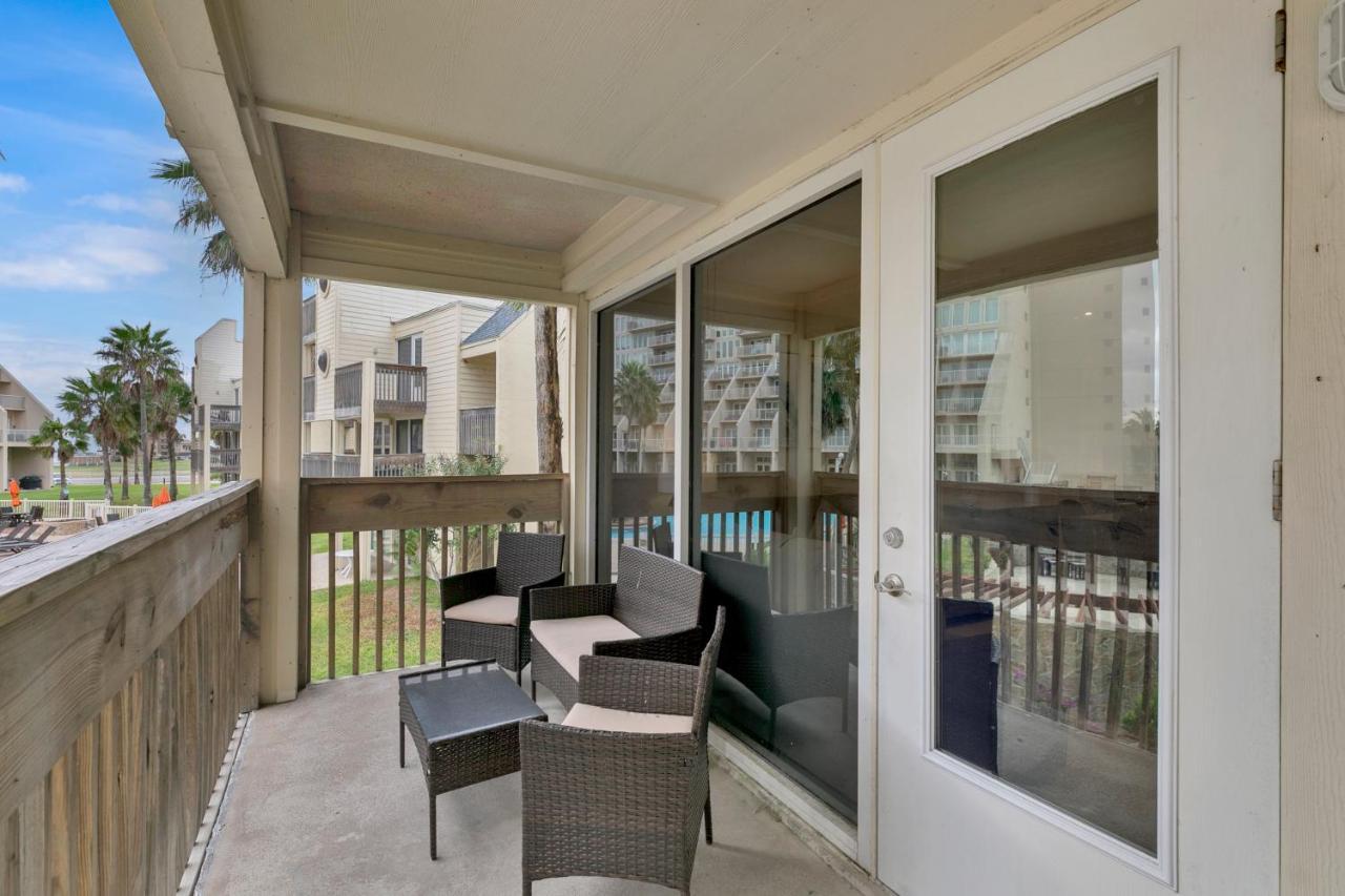 Easy Living, Down By The Sea! Close To The Beach & Pool In Beautiful Beachfront Holiday home
