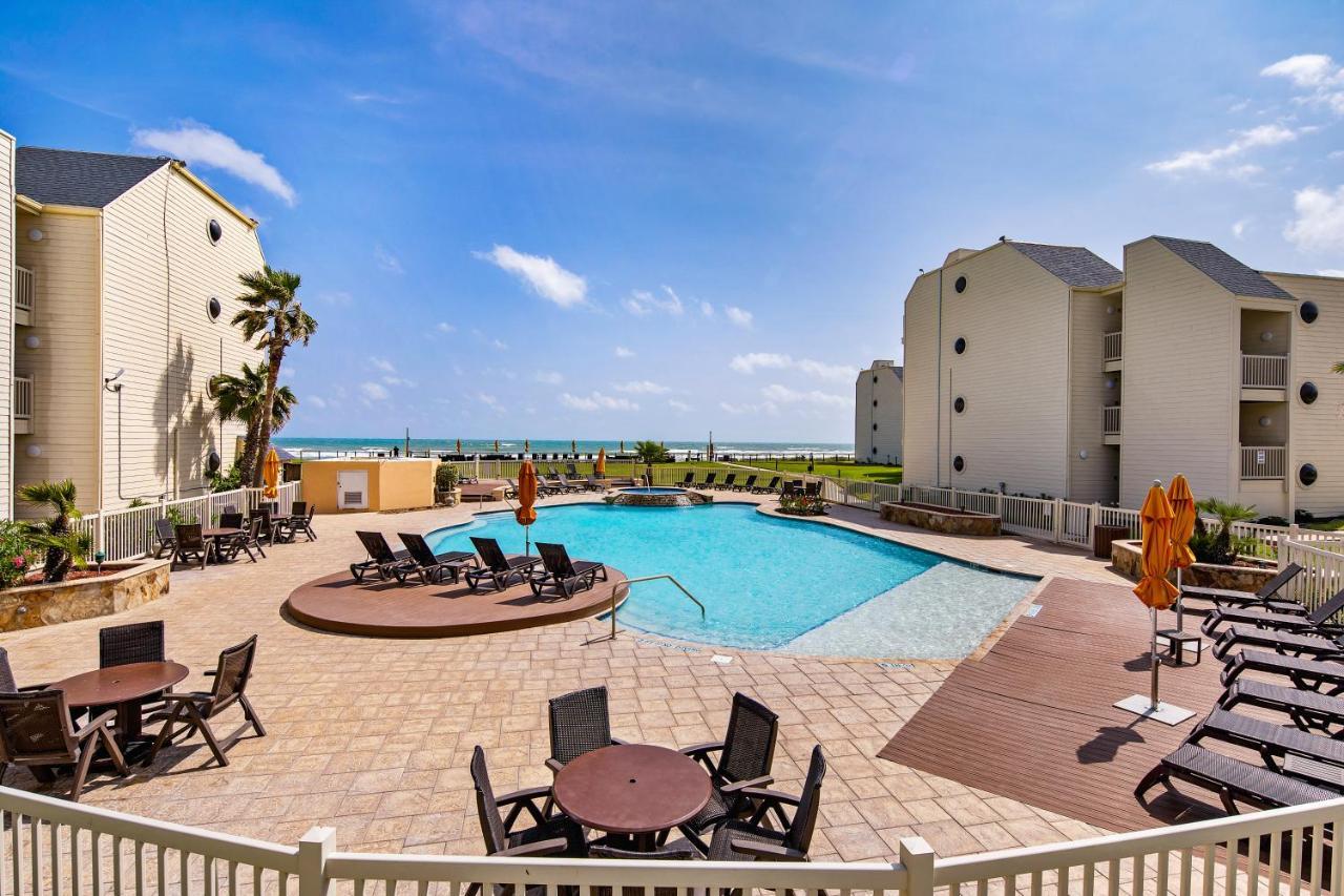 Easy Living, Down By The Sea! Close To The Beach & Pool In Beautiful Beachfront *
