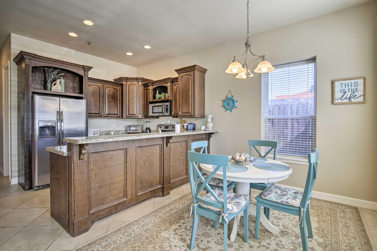 Apartment Texas With Outdoor Pools - Walk To Beach! *