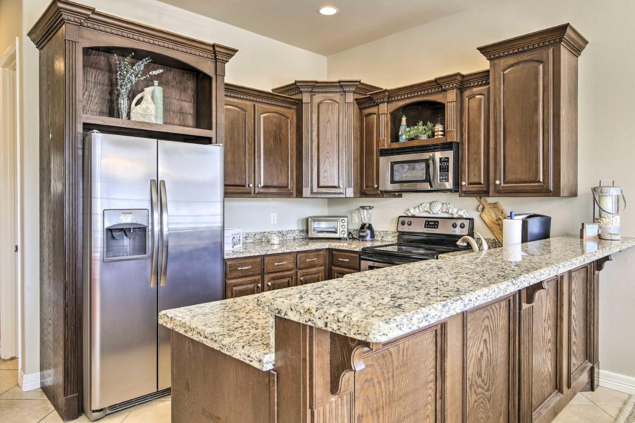 Apartment Texas With Outdoor Pools - Walk To Beach! *