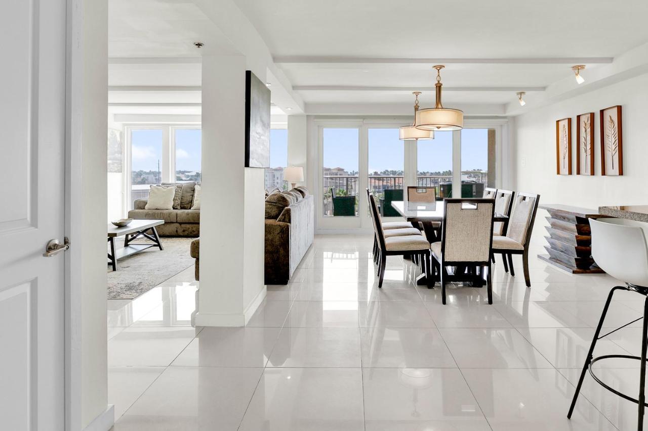 Stunning Bayview! Large In Beachfront With Shared Pools And Jacuzzi Holiday home *