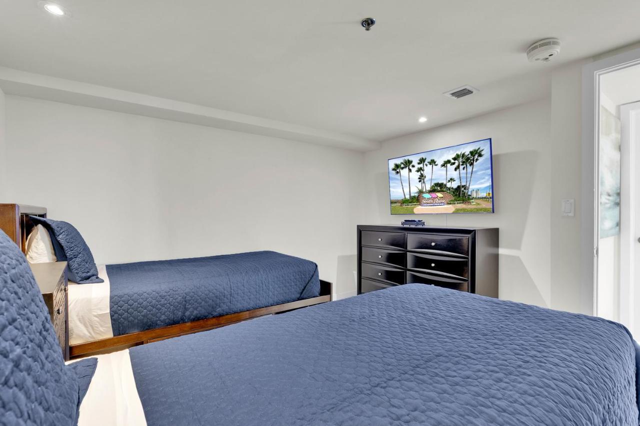 Stunning Bayview! Large In Beachfront With Shared Pools And Jacuzzi Holiday home South Padre Island