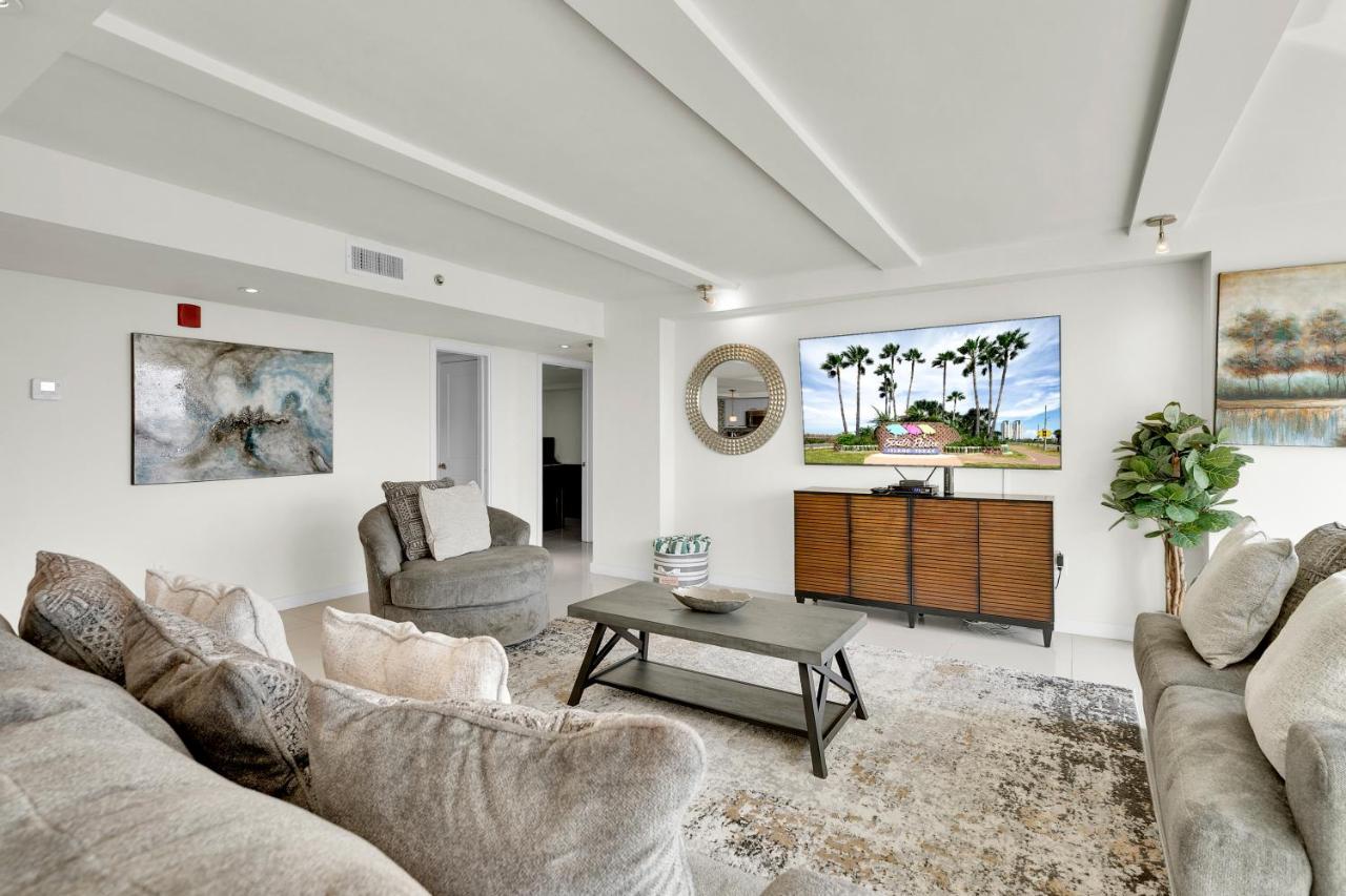 Stunning Bayview! Large In Beachfront With Shared Pools And Jacuzzi Holiday home South Padre Island