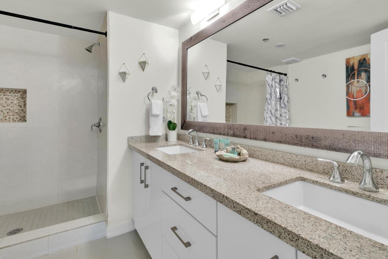 Stunning Bayview! Large In Beachfront With Shared Pools And Jacuzzi Holiday home South Padre Island