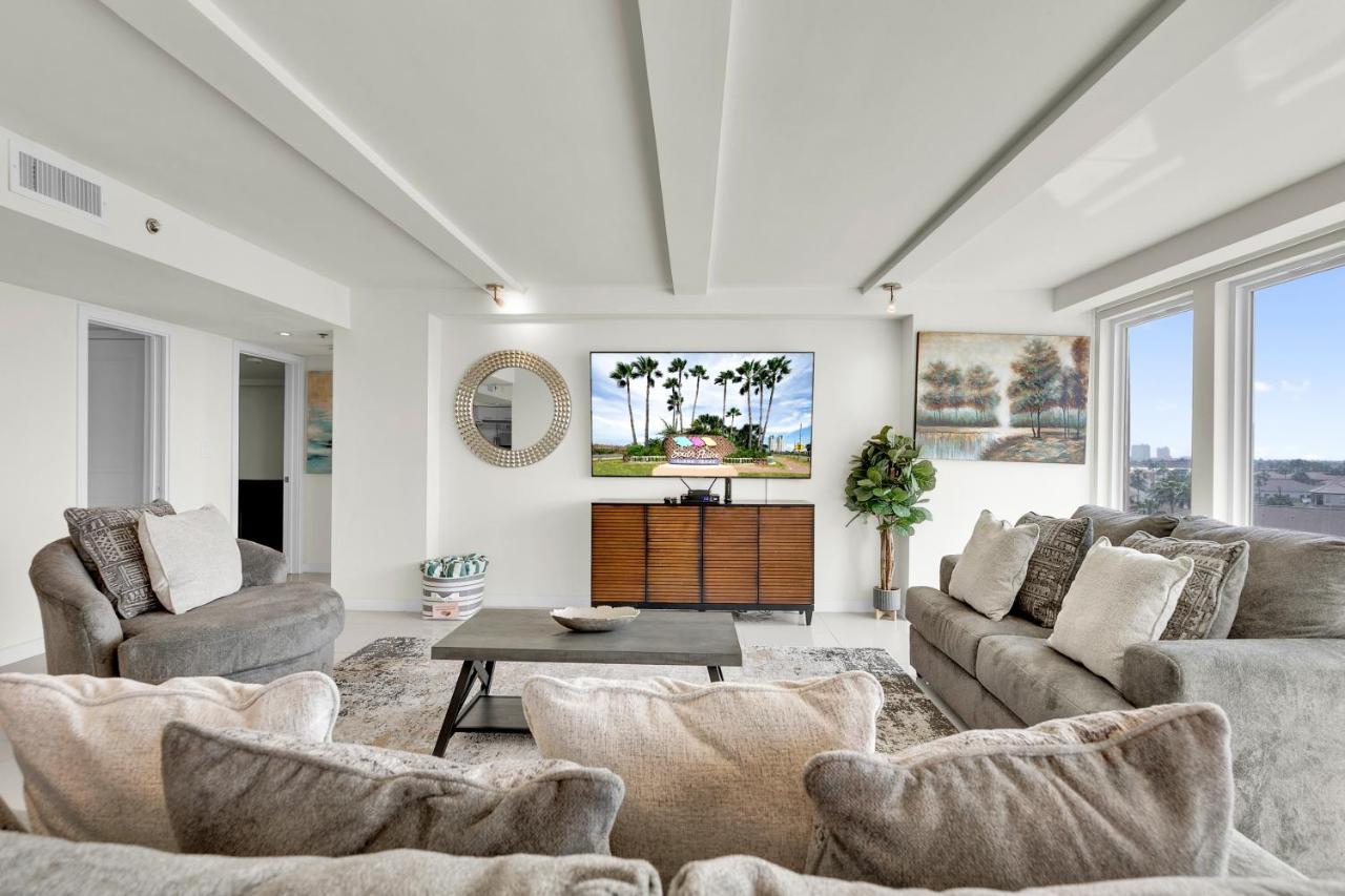 Stunning Bayview! Large In Beachfront With Shared Pools And Jacuzzi South Padre Island