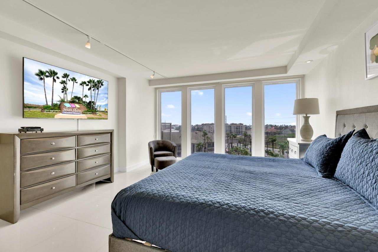 Stunning Bayview! Large In Beachfront With Shared Pools And Jacuzzi Holiday home *