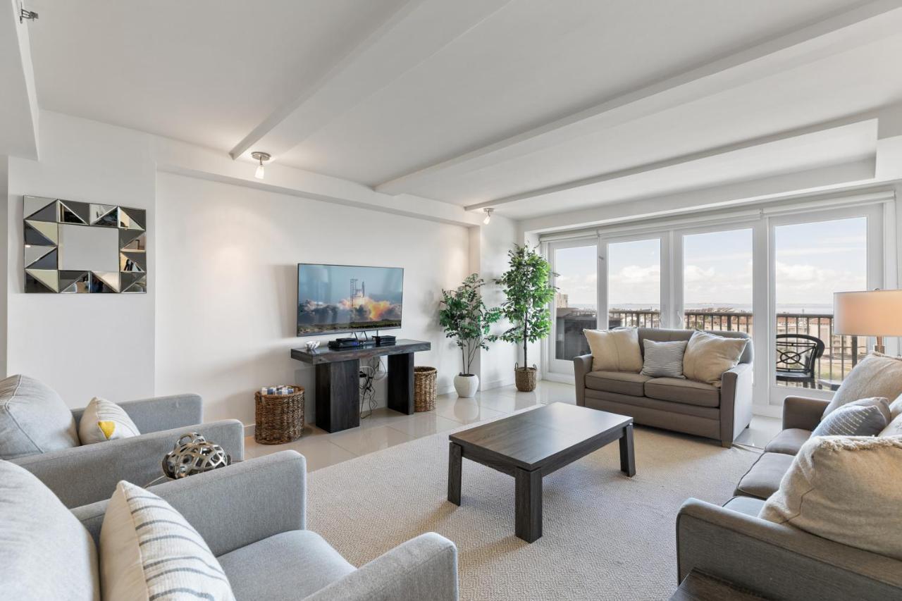 Enjoy A Perfect Bayview! Beachfront With Shared Pools *