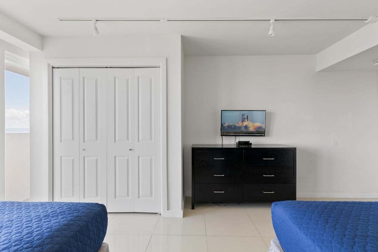 Enjoy A Perfect Bayview! Beachfront With Shared Pools
