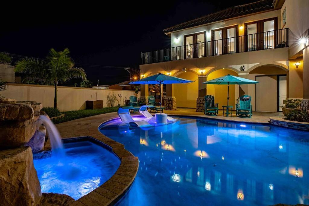 Villa Paradise Villa: 2 Blocks From Beach, Private Pool