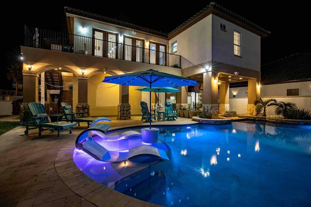 Paradise Villa: 2 Blocks From Beach, Private Pool
