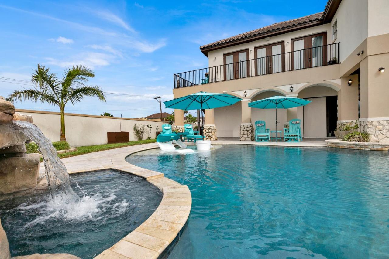 Villa Paradise Villa: 2 Blocks From Beach, Private Pool