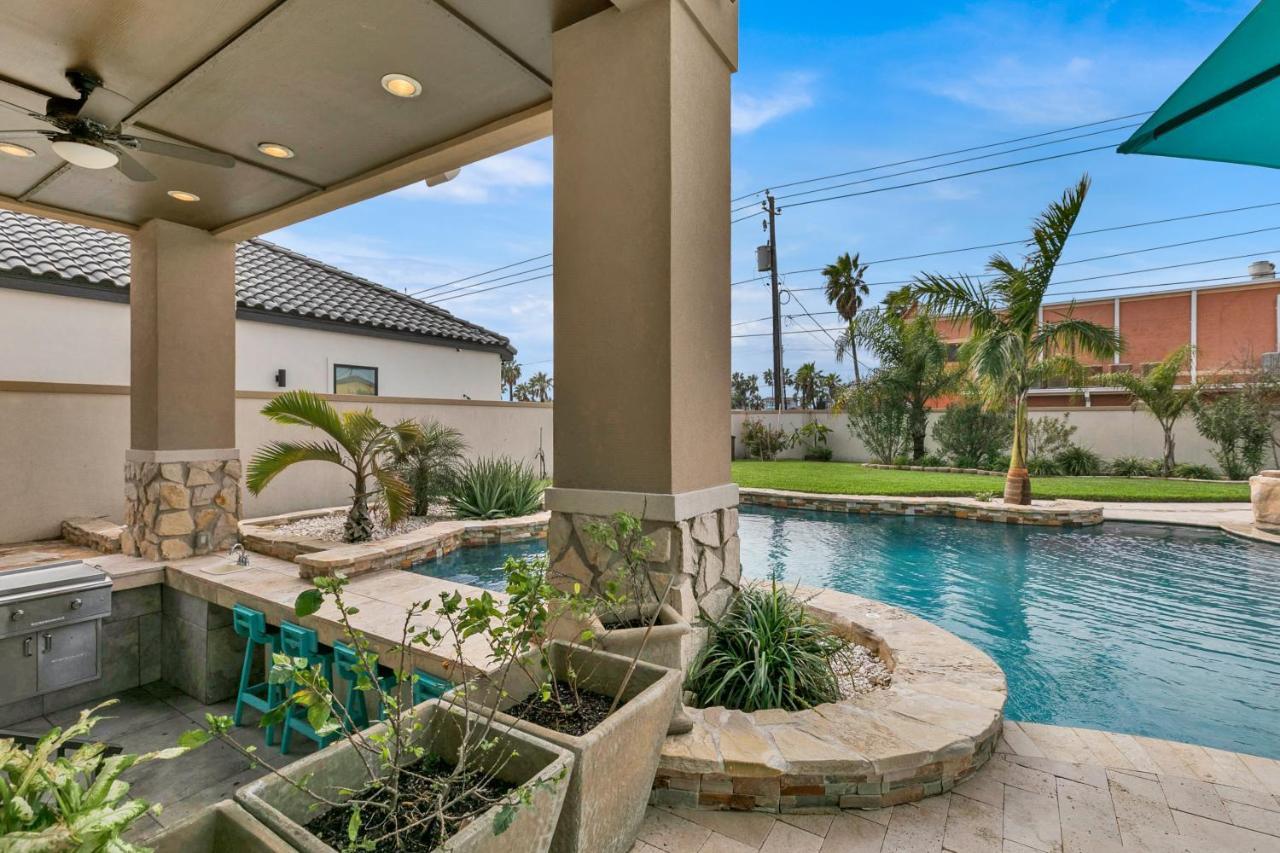 Villa Paradise Villa: 2 Blocks From Beach, Private Pool
