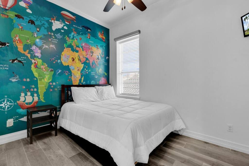 Villa Paradise Villa: 2 Blocks From Beach, Private Pool *