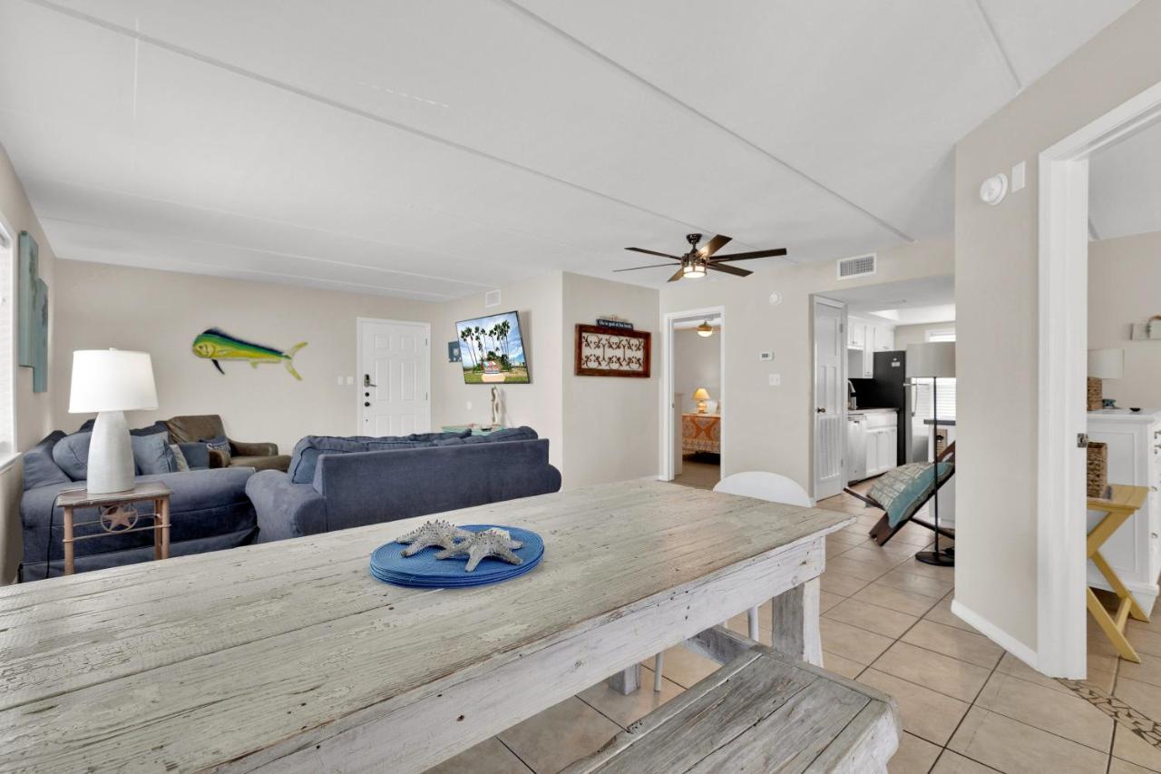 Gulf Coast Unit 4 Apartment *