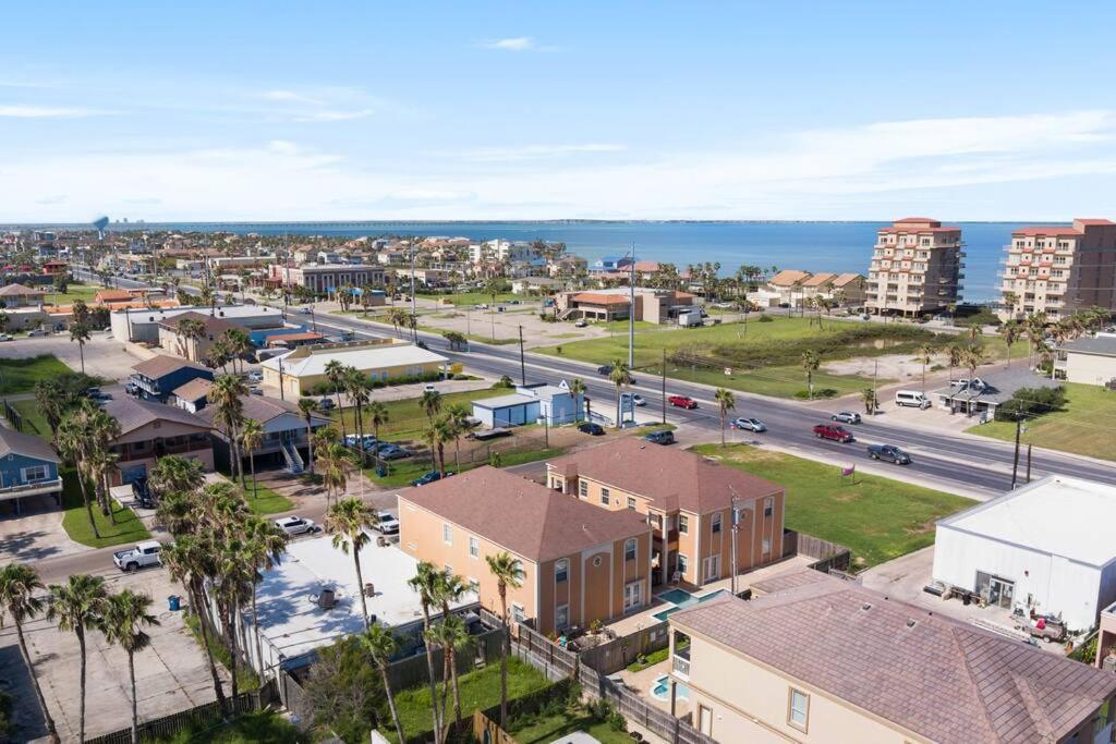 Luxury 3 Bed 2 Bath 1st Floor Near