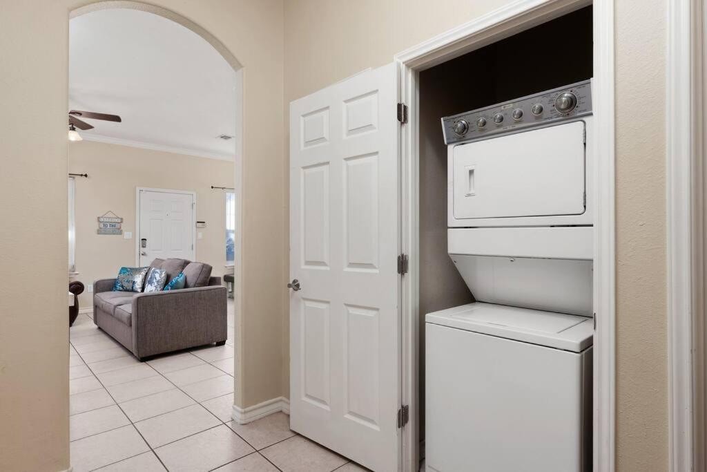 Luxury 3 Bed 2 Bath 1st Floor Near Holiday home