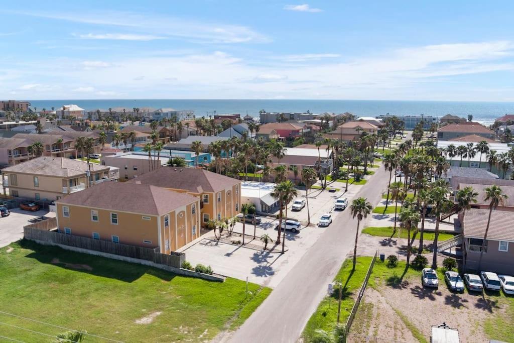 Luxury 3 Bed 2 Bath 1st Floor Near Holiday home South Padre Island