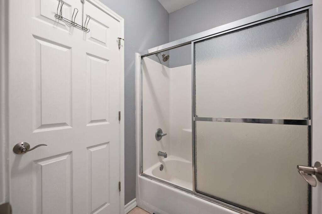Luxury 3 Bed 2 Bath 2nd Floor By Holiday home *