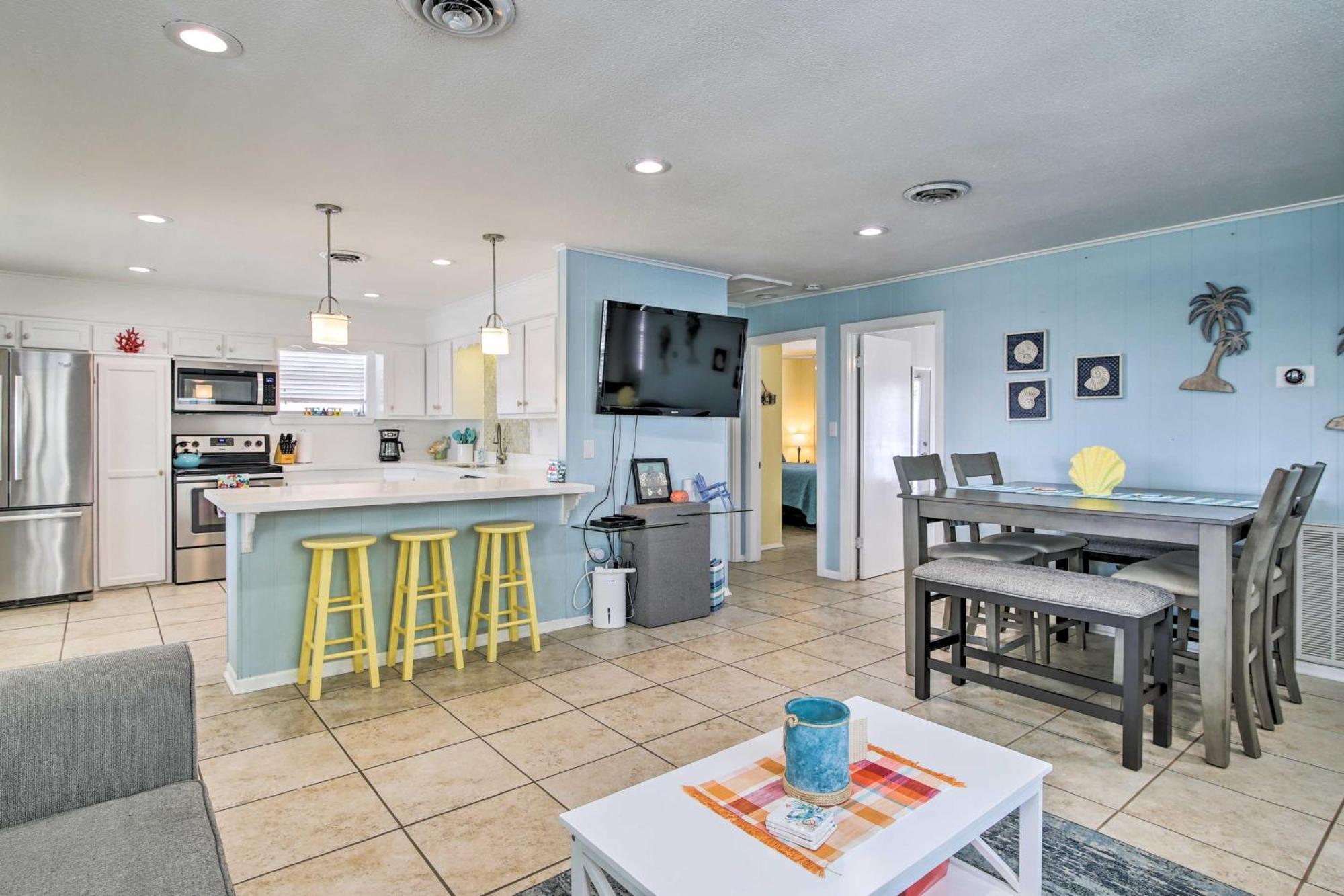 With Pool And Hot Tub Less Than 1 Block To Beach! * South Padre Island