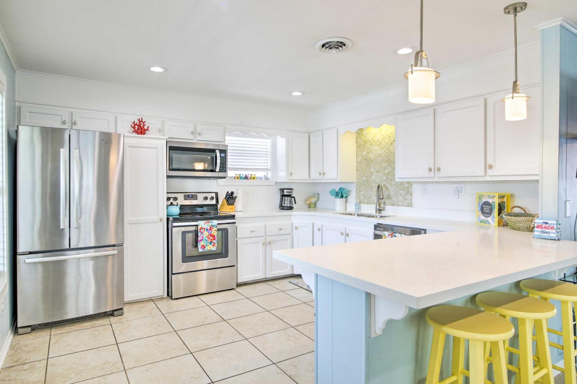 With Pool And Hot Tub Less Than 1 Block To Beach! Holiday home