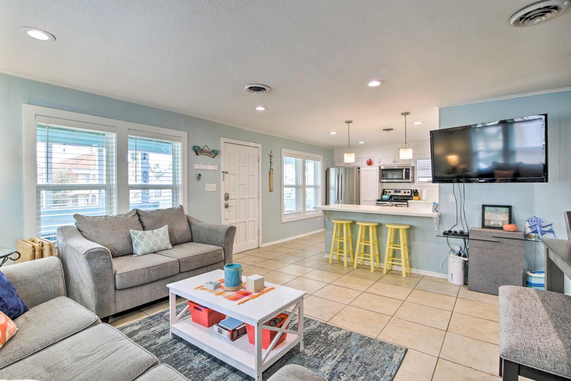 With Pool And Hot Tub Less Than 1 Block To Beach! Holiday home *