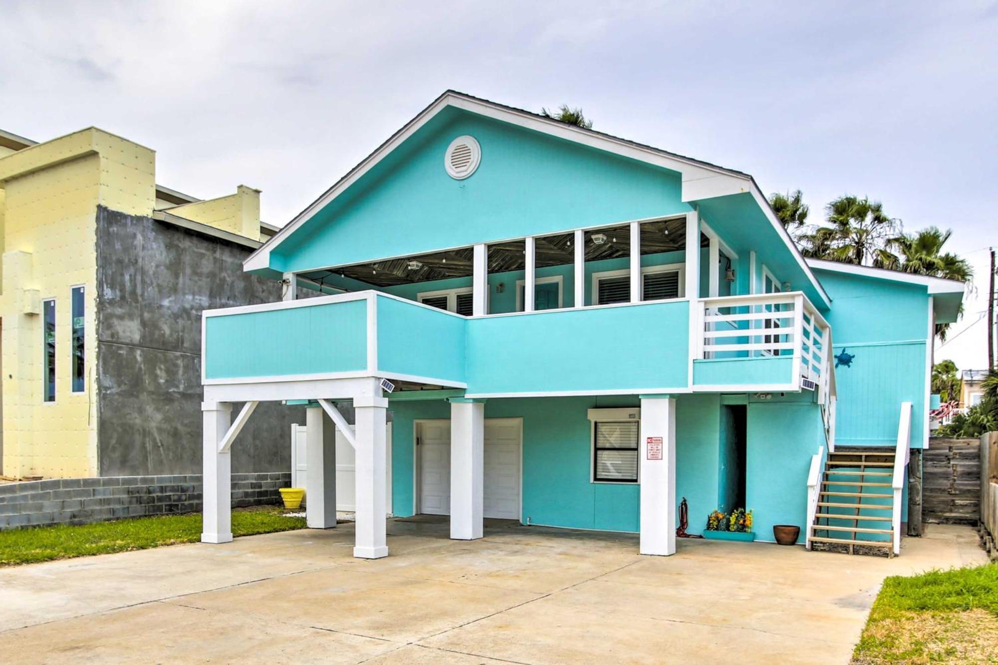 With Pool And Hot Tub Less Than 1 Block To Beach! Holiday home