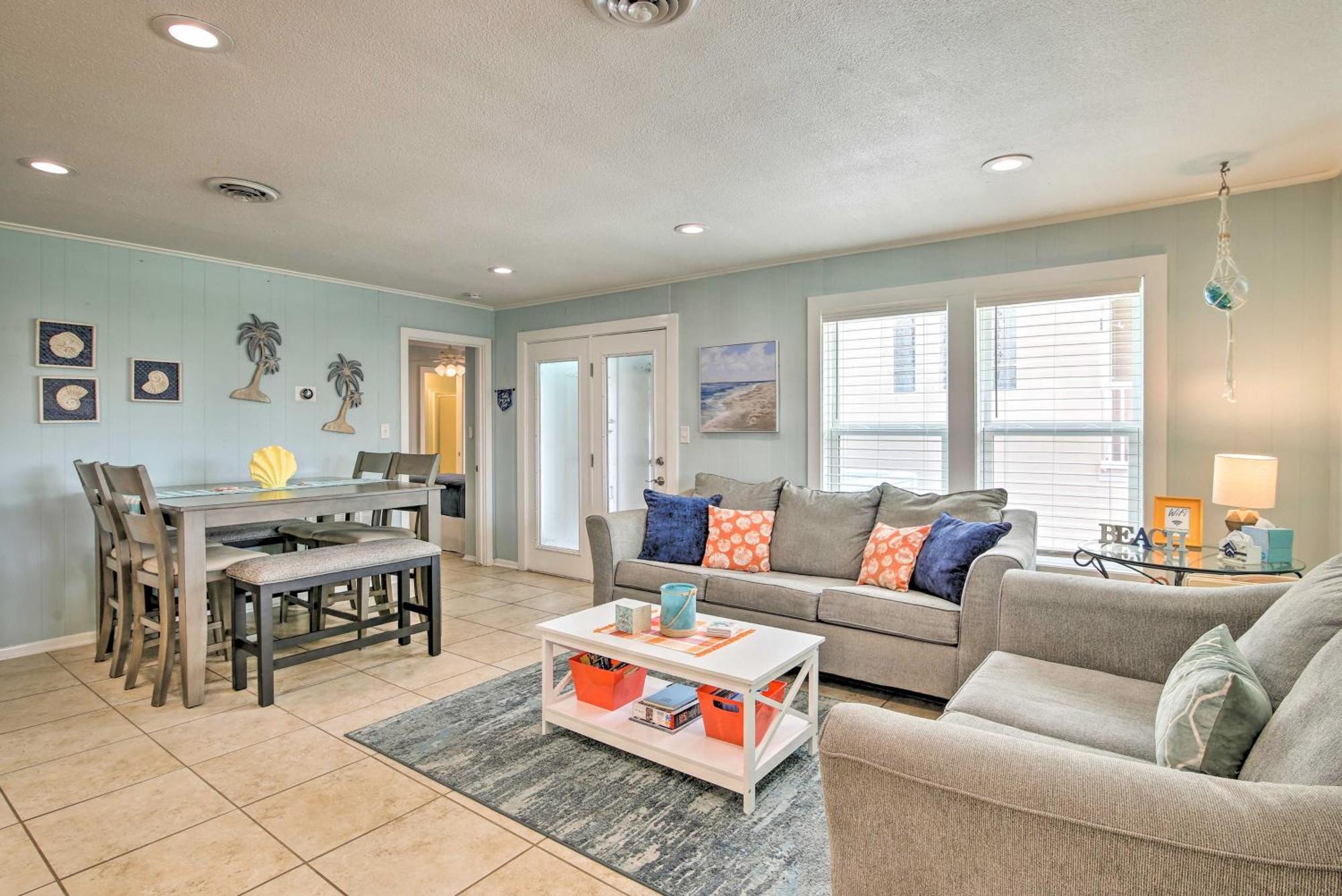 With Pool And Hot Tub Less Than 1 Block To Beach!