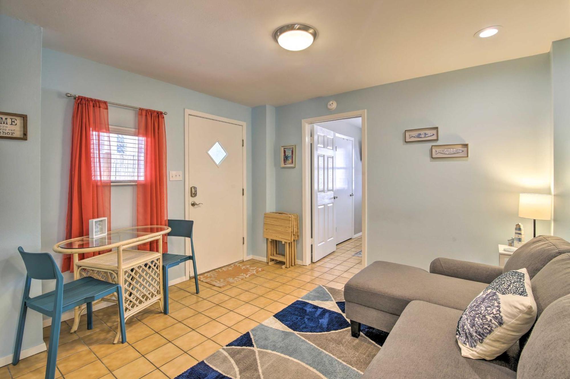 With Pool And Hot Tub Less Than 1 Block To Beach! * South Padre Island