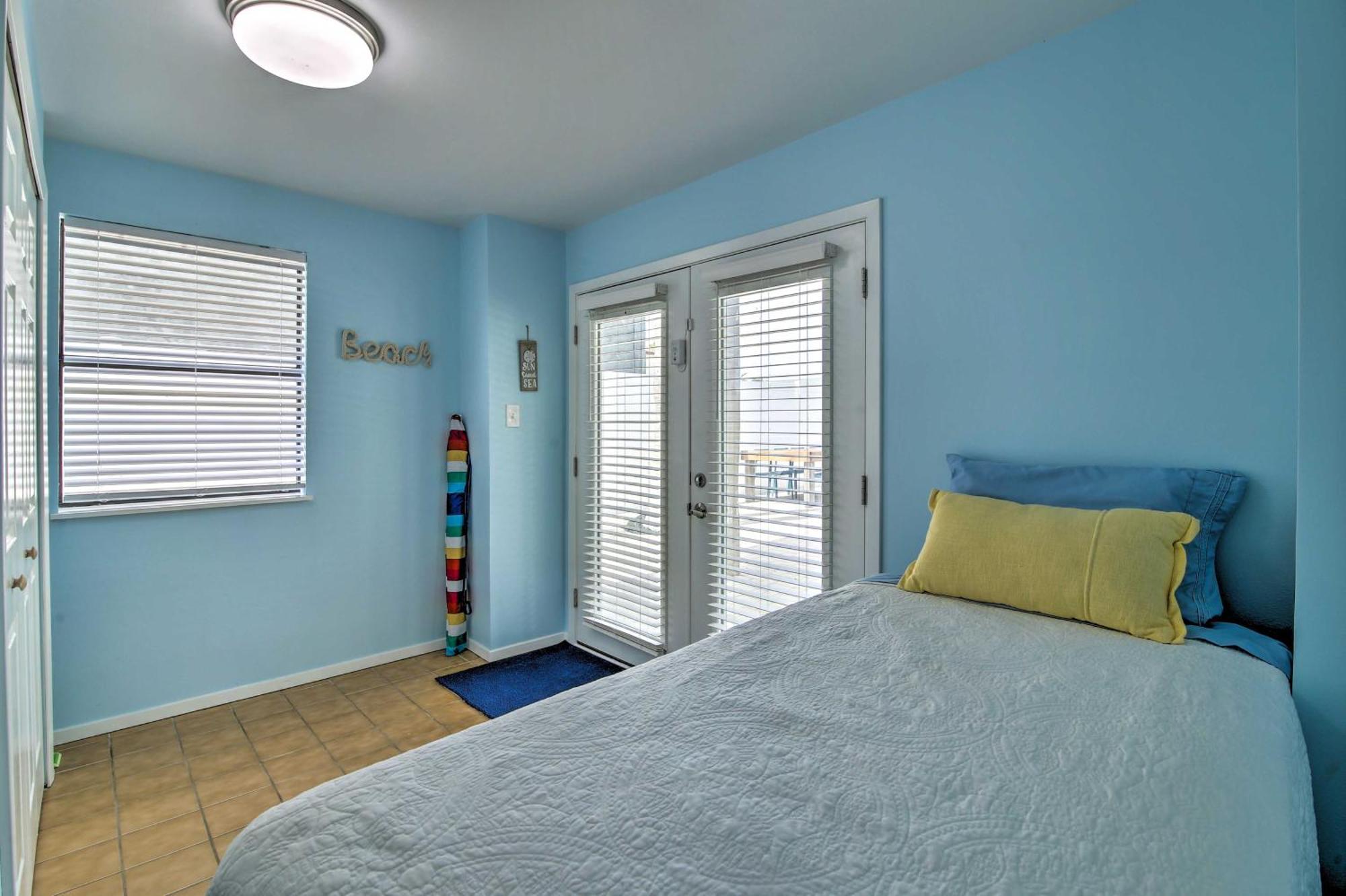 With Pool And Hot Tub Less Than 1 Block To Beach! Holiday home South Padre Island