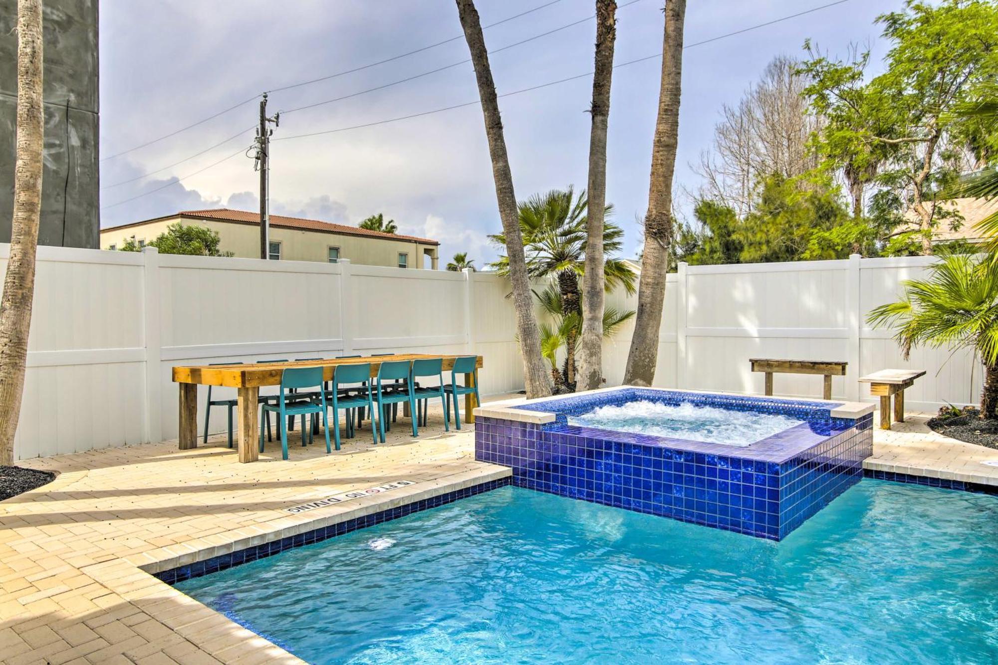 With Pool And Hot Tub Less Than 1 Block To Beach! Holiday home