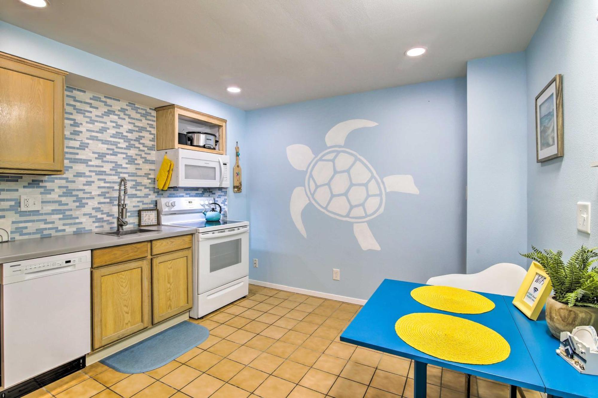 With Pool And Hot Tub Less Than 1 Block To Beach! Holiday home *