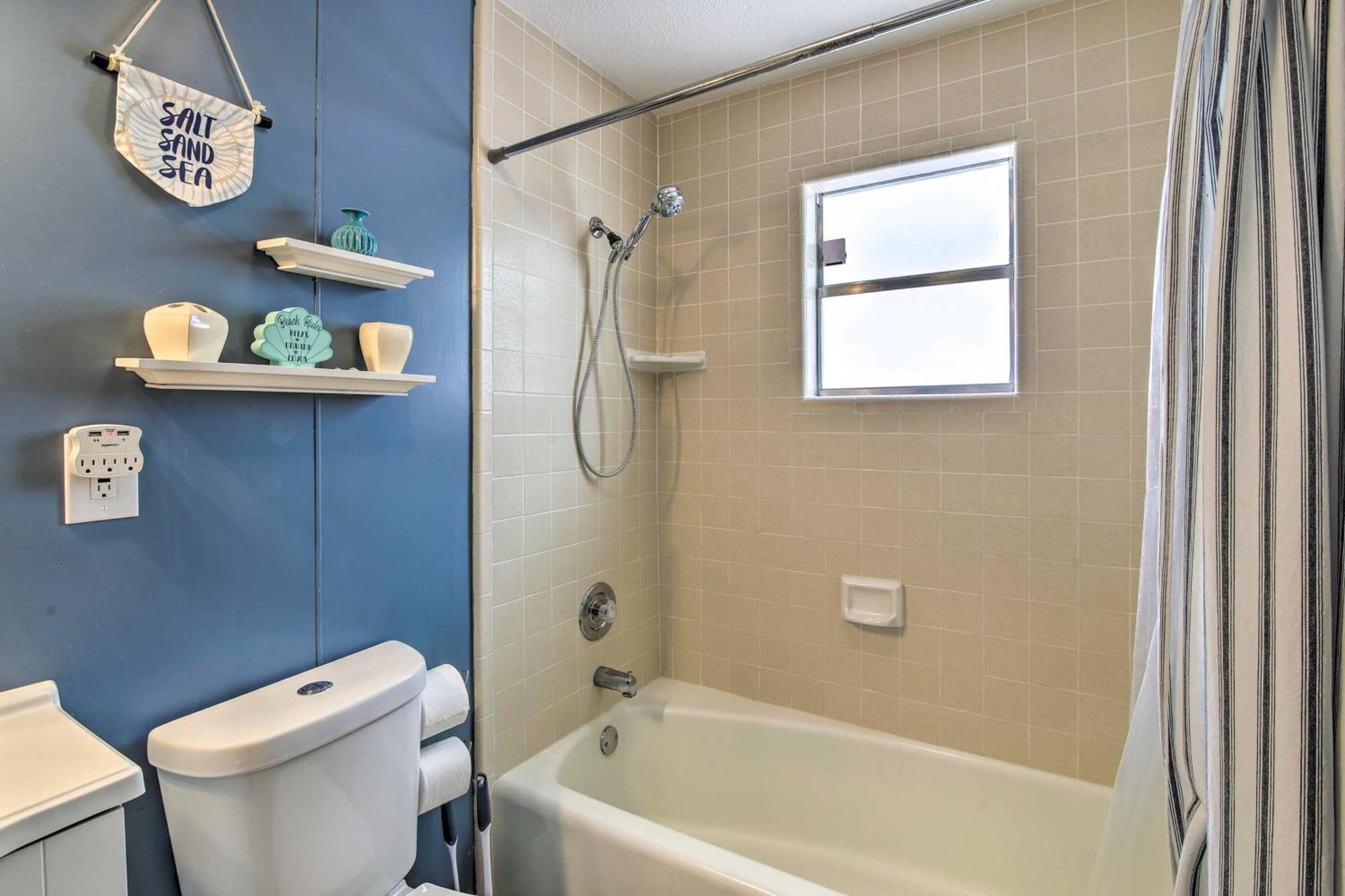 Holiday home With Pool And Hot Tub Less Than 1 Block To Beach! South Padre Island