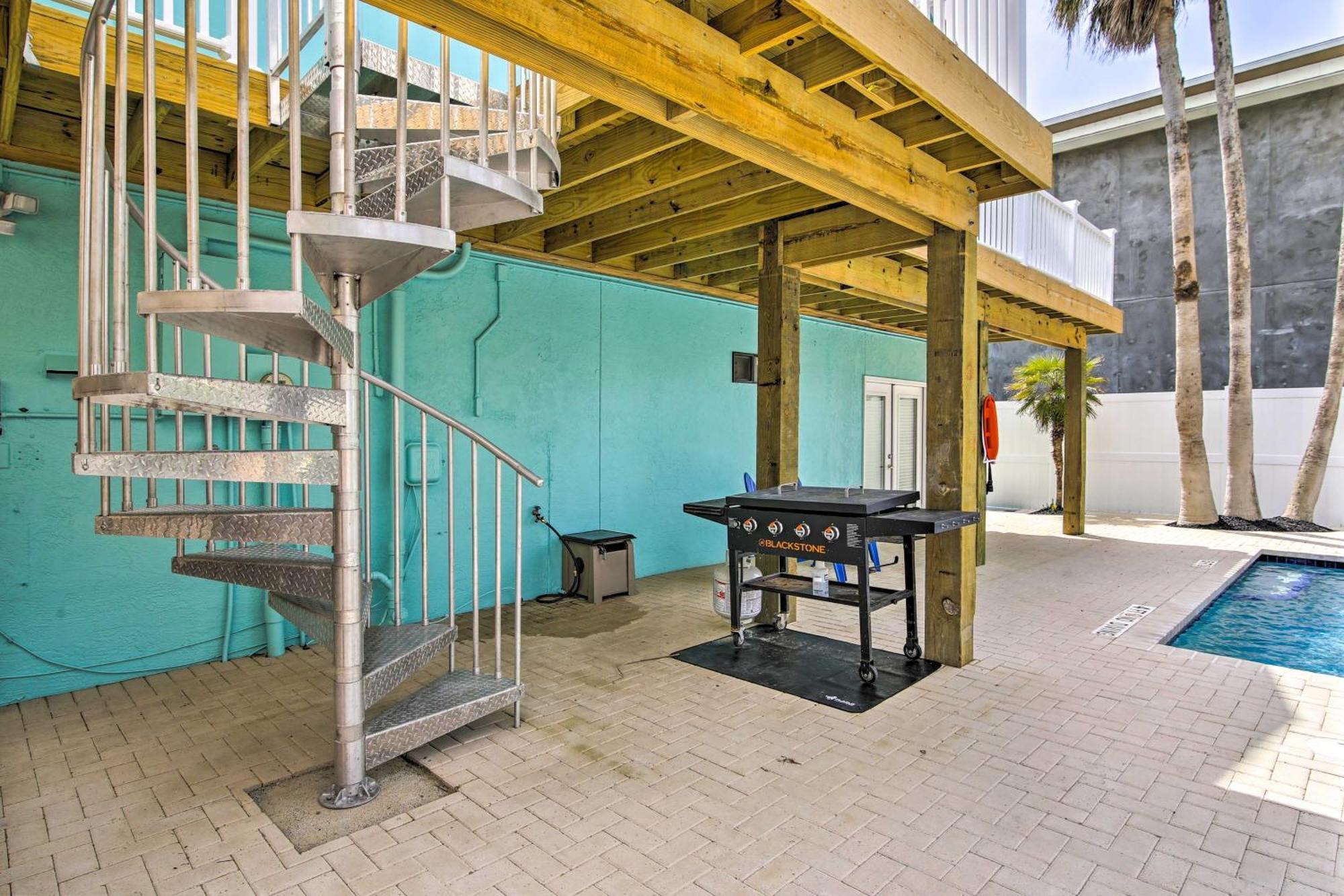 With Pool And Hot Tub Less Than 1 Block To Beach! * South Padre Island