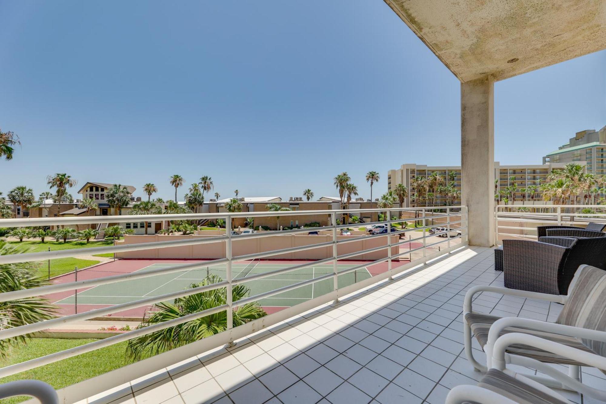 Apartment Gem Community Pool And Hot Tub!