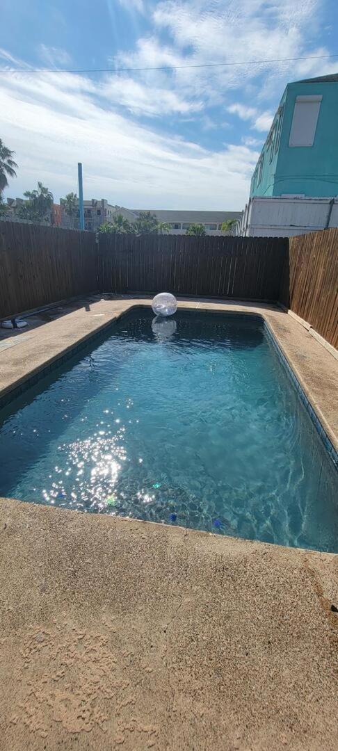 Holiday home Sparky's Pool House