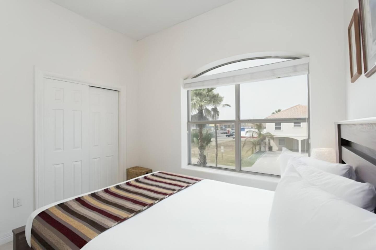 Coastal 3br3ba With Pool Access Holiday home *