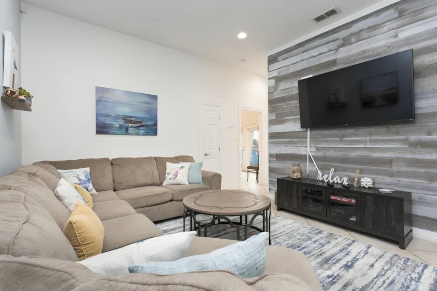 Coastal 3br3ba With Pool Access Holiday home