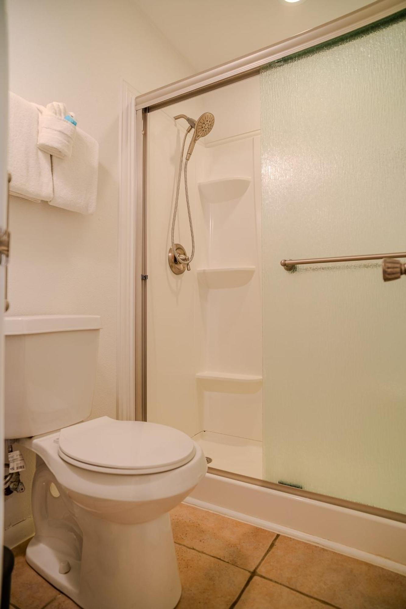 Kingfishers Retreat Serene 1br Escape With Balcony 207 Apartment