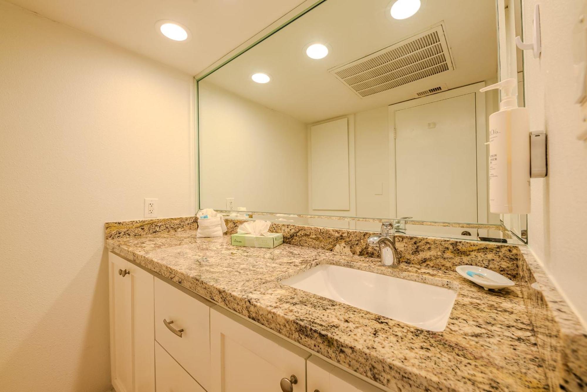 Kingfishers Retreat Serene 1br Escape With Balcony 207