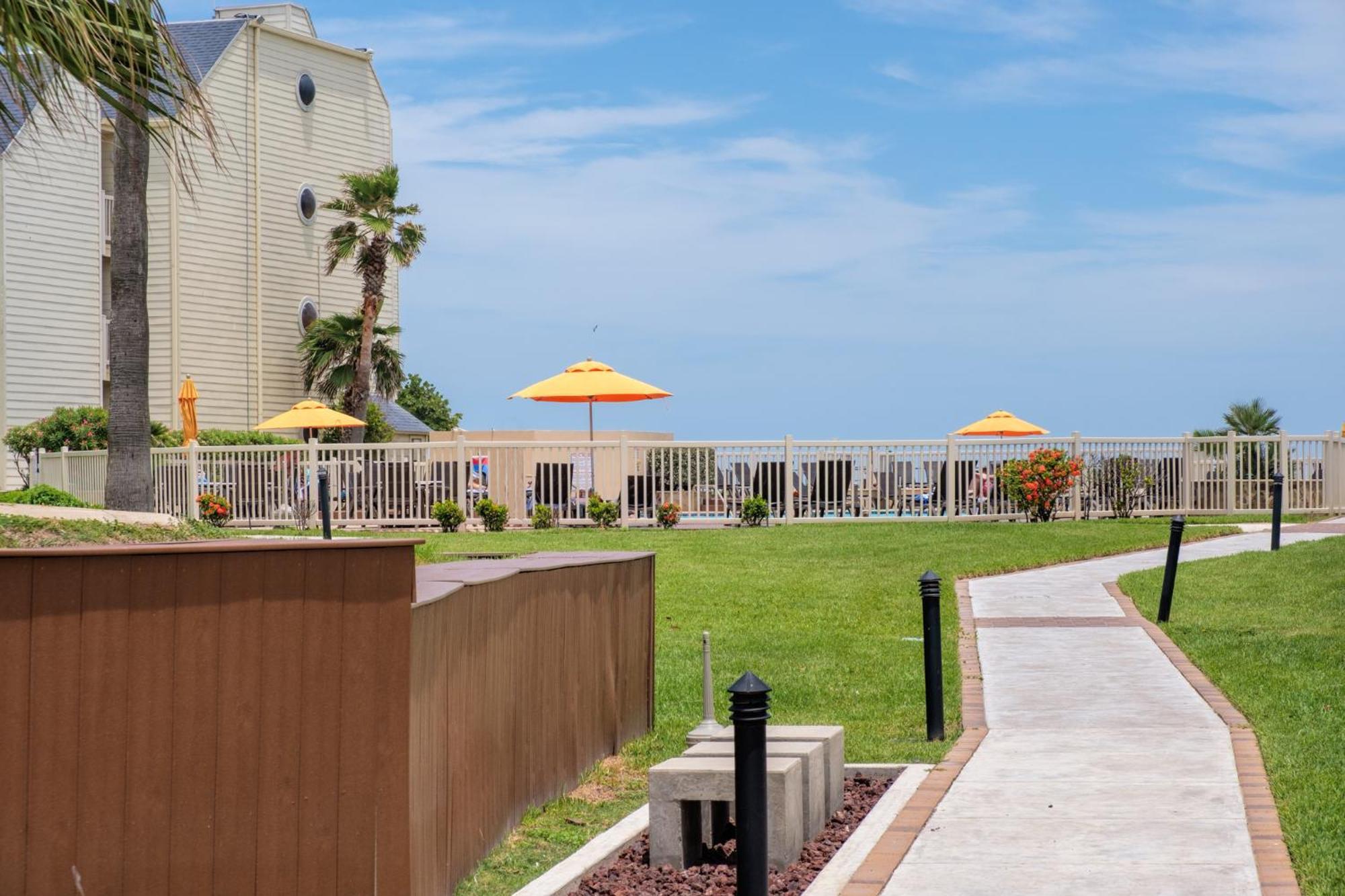 Ground Level Pet-friendly Seconds From Beach *